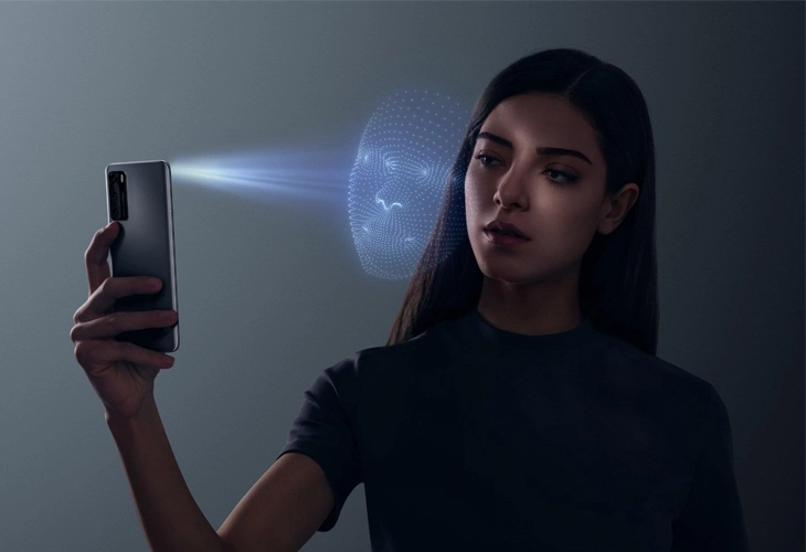 Người dùng mở khóa điện thoại bằng Face ID trong môi trường ánh sáng yếu.